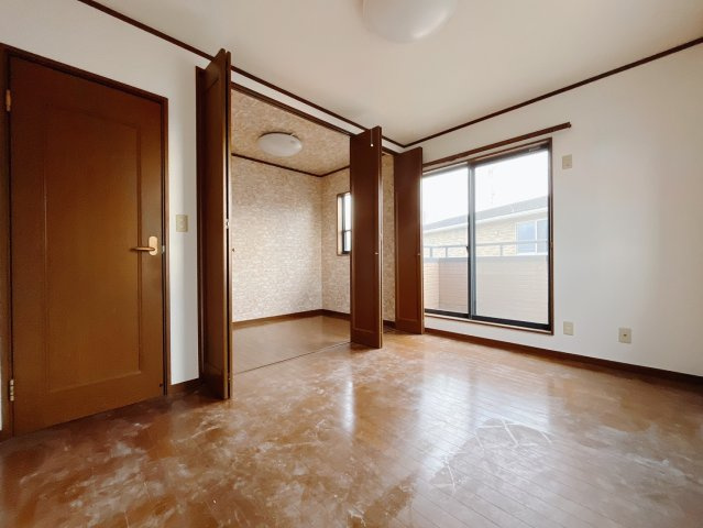 【中古戸建】邑楽郡邑楽町大字中野の洋室|■2階洋室｜ナチュラルカラーの床です。模様替えなどとても楽しく工夫できます♪陽当たり、風通しもとても良いので毎日快適な生活スタートです！子供部屋にも良いですね♪