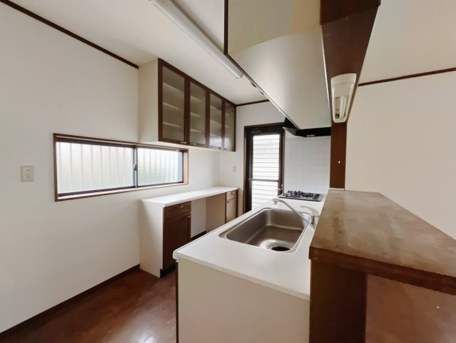 【中古戸建】邑楽郡邑楽町大字中野のダイニング|■ダイニング｜出来上がった料理を運びやすいダイニング♪お料理中も家族との会話がはずみます♪