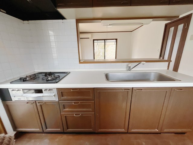 【中古戸建】邑楽郡邑楽町大字中野のキッチン|■キッチン｜リビングまでの見通しが良く、家事をしながらでも、お子様の様子を見られるようになっています。お子様がいつもママのそばにいる安心感も生まれます♪