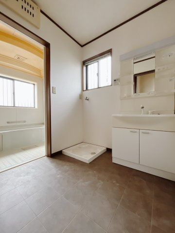 【中古戸建】邑楽郡邑楽町大字中野の独立洗面台|■洗面室｜大きな鏡で朝の身支度もラクラク♪毎日の忙しい準備が楽しくなる洗面所です(^^♪