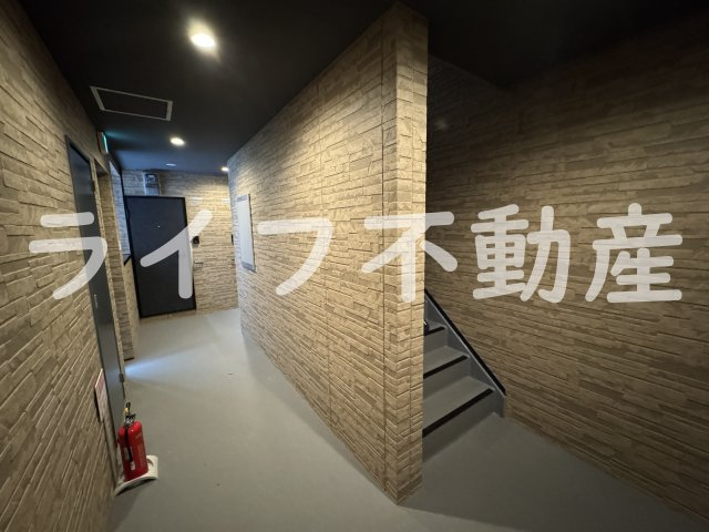 D porta　calmeのエントランス|落ち着いたエントランスです