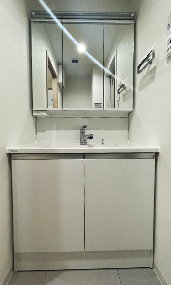 ベルドゥムール新越谷温泉の独立洗面台