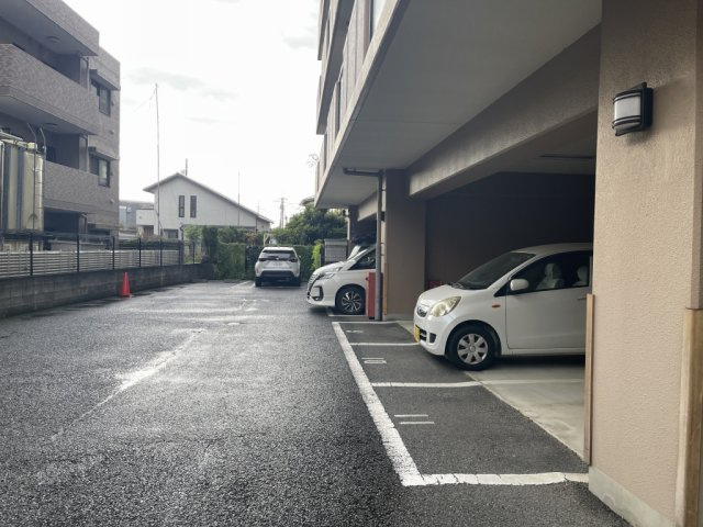 ベルドゥムール新越谷温泉の駐車場