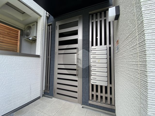 東大阪市花園本町２丁目のアパートのエントランス