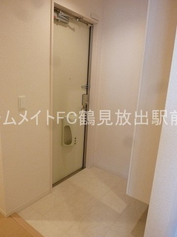 大阪市鶴見区茨田大宮４丁目のアパートの玄関
