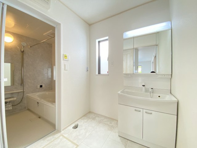 【独立洗面台】 | 浦添市大平（限定1棟） | A号棟　三面鏡付き洗髪洗面化粧台♪