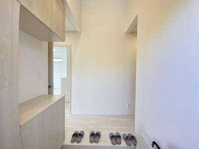 【玄関】 | 浦添市大平（限定1棟） | A号棟　十分な収納付き玄関♪上部吹抜♪