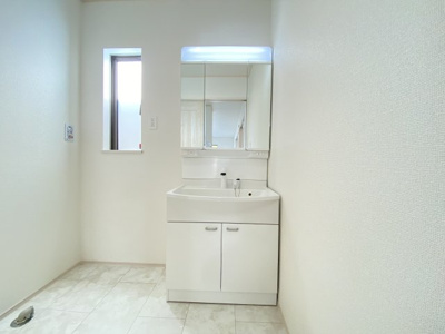 【独立洗面台】 | 浦添市大平（限定1棟） | A号棟　三面鏡付き洗髪洗面化粧台♪