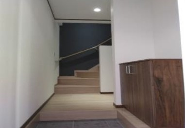 谷六戸建の玄関