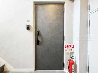【その他共用部分】 | 皆様をお迎えする、お部屋の玄関ドア。開けやすさや開放角度、ドアノブの操作しやすさや鍵の形状などを、現地で一度ご確認ください。～即日のご見学可能～　お問合せはお気軽にどうぞ。