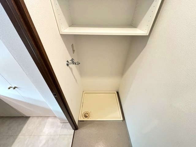 扉付きで音が抑えられる洗濯置き場★