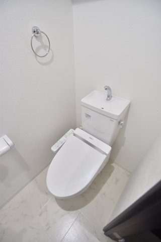 大阪市都島区内代町１丁目の賃貸マンションのトイレ