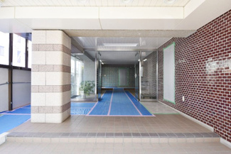 【エントランス】 | マンションの正面エントランス。出入りする人間を癒してくれるマンション入り口であり、その建物の「顔」でもあります。～即日のご見学可能～　お問合せはお気軽にどうぞ。
