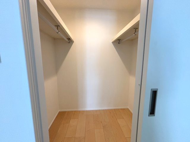 洋室約8.6畳には嬉しいウォークインクローゼット付きです