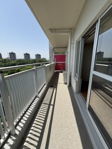 沢山のお洗濯物を干すことができる陽当たりの良いバルコニー