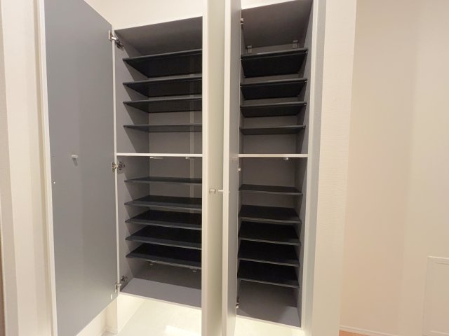 玄関には収納力たっぷりのシューズBOXがあります。