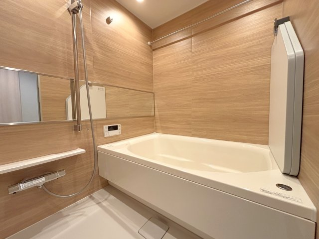 優しい木目調のシステムバスルームは1日の疲れを癒す寛ぎの空間に