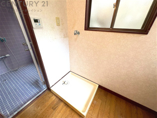 洗濯物の仕分け作業がしやすく、整理整頓が容易になります。洗濯音や湿気を他の部屋に持ち込まず、生活環境を快適に保ちます。上部を活用すれば収納スペースを確保でき洗剤や洗濯用品の整理もしやすくなります。