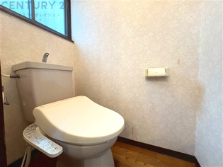 温水洗浄便座付トイレは温水洗浄機能により、暖かい水でおしりを洗浄することができ、冷たい水を使う従来の便座に比べ、温水洗浄機能で暖かいトイレを提供し、快適な使用を可能にします。