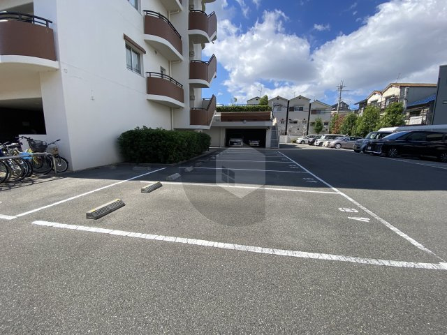 ディオフェルティ花園の駐車場