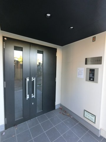 プリズム14番館のエントランス