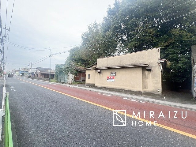 【外観】 | 通勤や家族の送迎など、毎日の生活にマイカーが欠かせない方にとって駐車場は大事な条件。敷地内にカースペースがあれば、お出かけやお買い物の際の搬入出も楽々です。