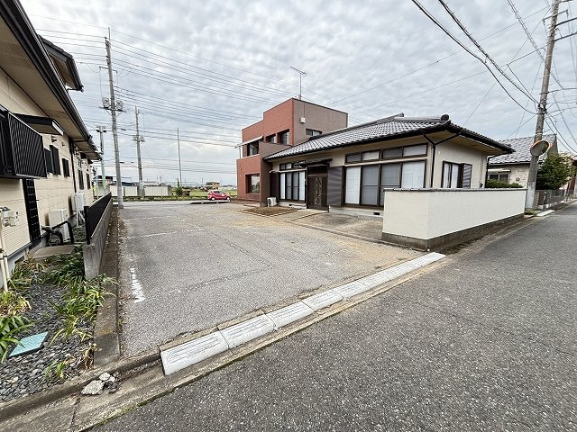 【前面道路含む現地写真】 | 結城市大字鹿窪　中古戸建