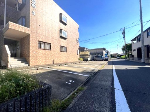 セブンスズキⅡの駐車場|車をお持ちの方に嬉しい駐車場付きの物件です