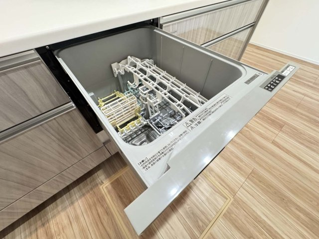 制震＆サンルームを備えた家事楽の家：南今津町 1号棟のキッチン|家事を助ける食洗機を標準装備