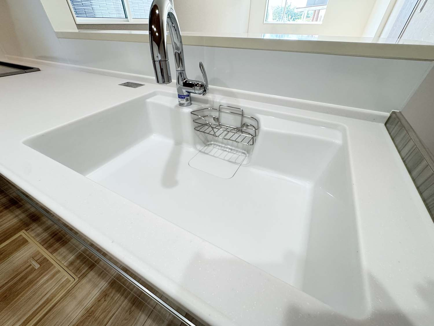 制震＆サンルームを備えた家事楽の家：南今津町 1号棟のキッチン|浄水器内蔵ハンドシャワー