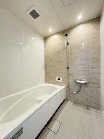 制震＆サンルームを備えた家事楽の家：南今津町 1号棟の浴室|ゆったり過ごせるお風呂です
浴室暖房乾燥機、乾きやすい床材、お掃除楽々！