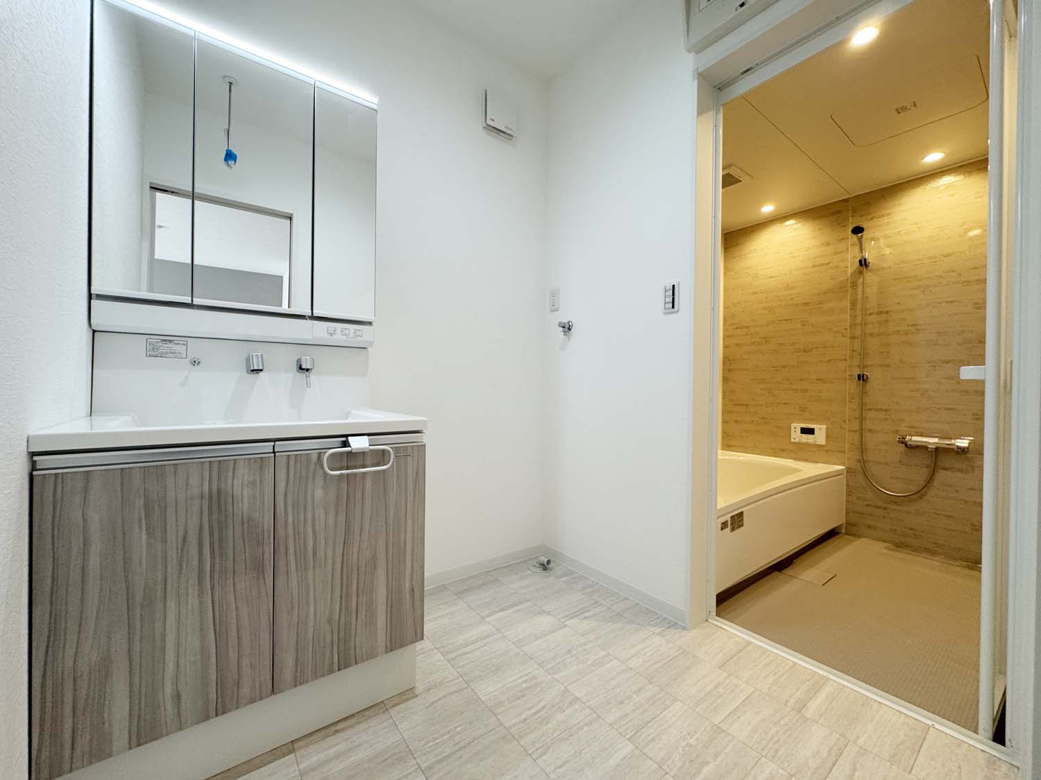 制震＆サンルームを備えた家事楽の家：南今津町 1号棟の独立洗面台|収納豊富な三面鏡、収納スペースを備えていますので、お洗濯、洗面、脱衣といったそれぞれのシーンで機能的にご利用頂けます。
キッチからランドリールームまでをむすぶ家事楽動線です！