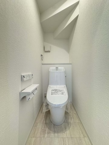 制震＆サンルームを備えた家事楽の家：南今津町 1号棟のトイレ|1階、2階 温水洗浄暖房便座