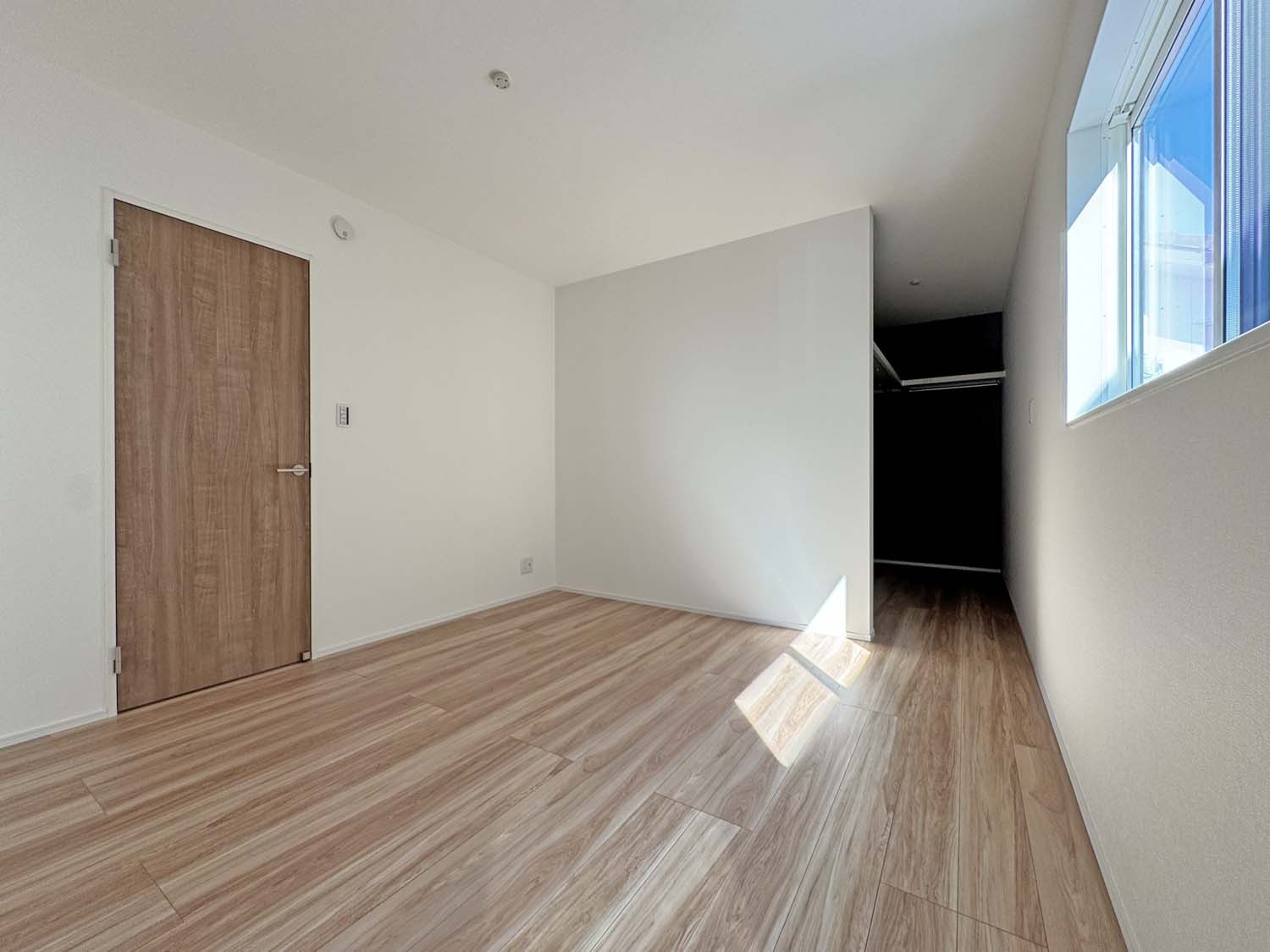 制震＆サンルームを備えた家事楽の家：南今津町 1号棟の洋室|各洋室には1帖以上のクローゼットがあります。また可能な限りウォークインクローゼットを確保。ハンガーパイプ付きなので、衣類の収納もしやすく衣替えもスムーズです