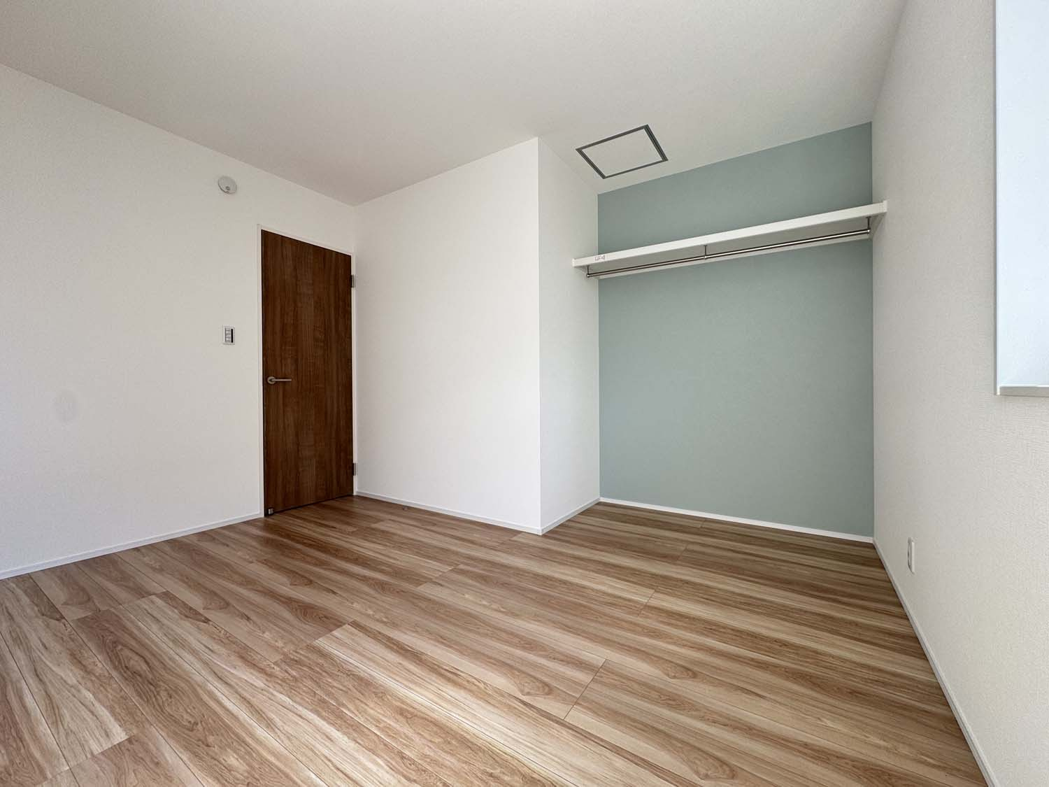 制震＆サンルームを備えた家事楽の家：南今津町 1号棟の洋室|各洋室には1帖以上のクローゼットがあります。また可能な限りウォークインクローゼットを確保。ハンガーパイプ付きなので、衣類の収納もしやすく衣替えもスムーズです