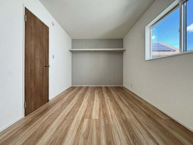 制震＆サンルームを備えた家事楽の家：南今津町 1号棟の洋室|各洋室には1帖以上のクローゼットがあります。また可能な限りウォークインクローゼットを確保。ハンガーパイプ付きなので、衣類の収納もしやすく衣替えもスムーズです