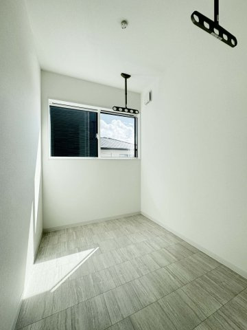 制震＆サンルームを備えた家事楽の家：南今津町 1号棟のその他|サンルーム
2階にも天候を気にせず洗濯物を干せるスペースを確保
壁面いっぱいに開閉できる窓があるので光がたくさん入り、換気もできます
観葉植物を育てたり、家族でくつろぐスペースとしても活躍