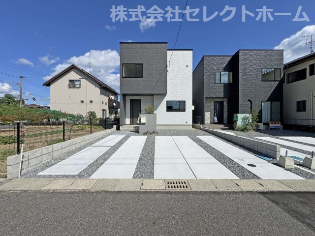 制震＆サンルームを備えた家事楽の家：南今津町 1号棟の前面道路含む現地写真|★先着順販売受付開始！
制震＆サンルームを備えた家事楽収納力の家：南今津町 1号棟
◎エブリイ車で5分
◎暮らしやすさを極めた人気の新築戸建
◎ご見学随時対応中！ご希望日時お知らせください