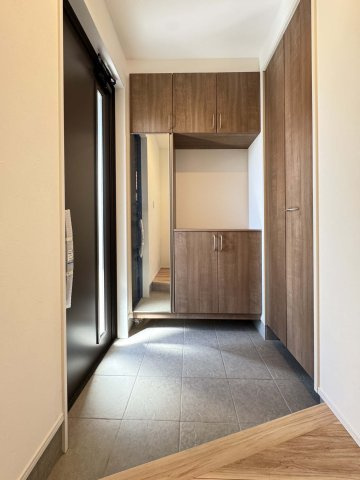 制震＆サンルームを備えた家事楽の家：南今津町 1号棟の玄関|玄関には大容量のシューズボックス
土間収納も備えていますので日常的に出し入れするものを手軽に取り扱う事が出来ます