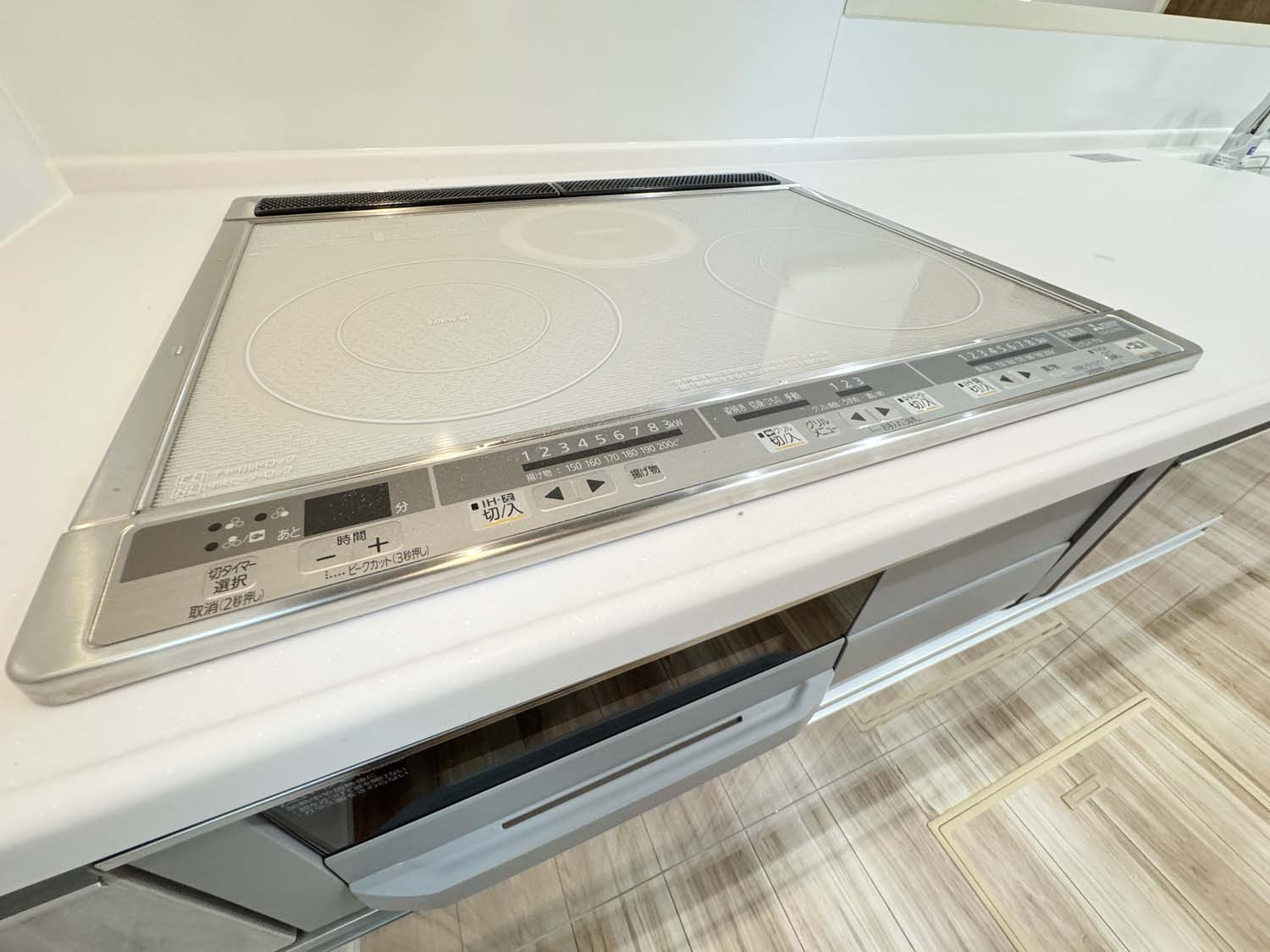 制震＆サンルームを備えた家事楽の家：南今津町 1号棟のキッチン|エコで安心、IHクッキングヒーター！お掃除楽々！エコキュートで電気代を抑制できます