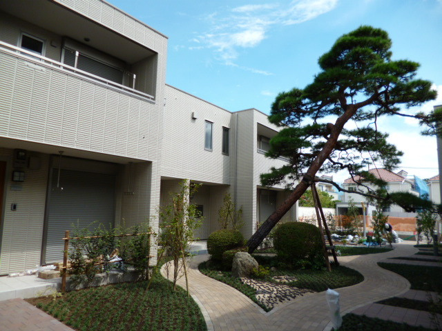 ＢＯＲＩＫＩむさしの　Ｎの居間・リビング|★外廊下に面した広めの土間空間はベビーカーを置くのに便利です★