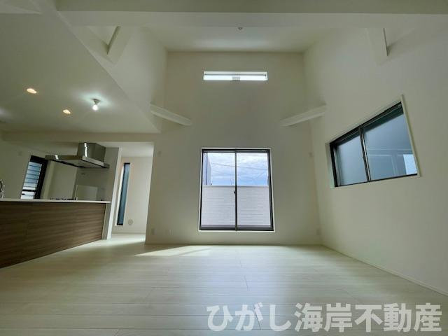 茅ヶ崎市南湖2丁目　新築戸建　　全３棟の居間・リビング|20.7帖　開放感のある勾配天井のLDK