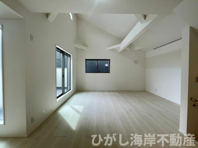 茅ヶ崎市南湖2丁目　新築戸建　　全３棟のダイニング|20.7帖　開放感のある勾配天井のLDK