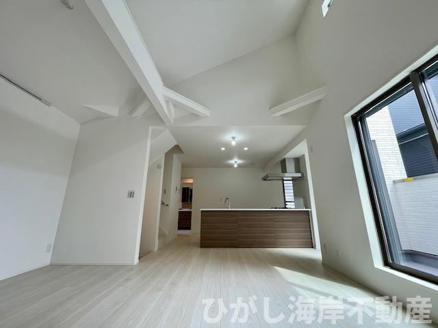 茅ヶ崎市南湖2丁目　新築戸建　　全３棟の居間・リビング|20.7帖　開放感のある勾配天井のLDK