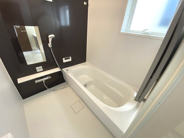 【内装】 | 福岡市南区大平寺1丁目第1　1号棟（全2棟）【仲介手数料無料・0円】 | 施工例。浴室です。施工例は完成時と異なる場合があります。