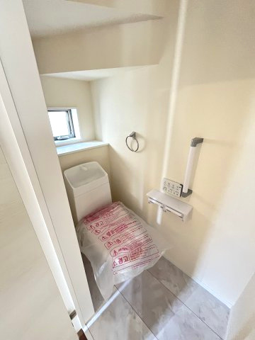 【トイレ】 | 福岡市南区大平寺1丁目第1　1号棟（全2棟）【仲介手数料無料・0円】 | 現地写真。1階のトイレです。