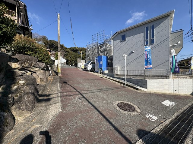 【その他】 | 福岡市南区大平寺1丁目第1　1号棟（全2棟）【仲介手数料無料・0円】 | 現地写真。前面道路です。