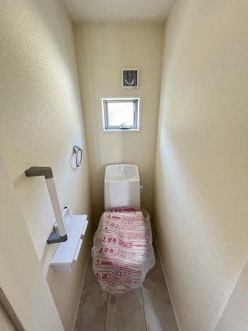 【トイレ】 | 福岡市南区大平寺1丁目第1　1号棟（全2棟）【仲介手数料無料・0円】 | 現地写真。2階にもトイレです。