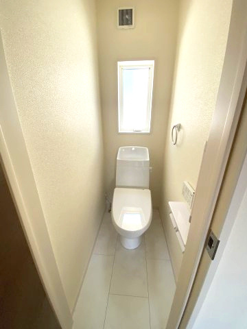 【内装】 | 福岡市南区大平寺1丁目第1　1号棟（全2棟）【仲介手数料無料・0円】 | 施工例。2階にもトイレです。施工例は完成時と異なる場合があります。