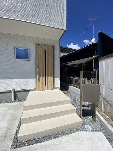 【玄関】 | 福岡市南区大平寺1丁目第1　1号棟（全2棟）【仲介手数料無料・0円】 | 施工例。施工例は完成時と異なる場合があります。